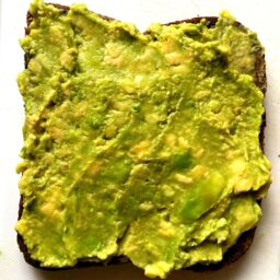 Tranche de pain aux graines tartinée d’avocat.