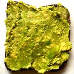 Tranche de pain aux graines tartinée d’avocat.