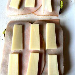 Tartine garnie de blanc de poulet et de tranches de comté.