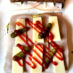 Tartine garnie de fromage, cornichons et sauce Sriracha