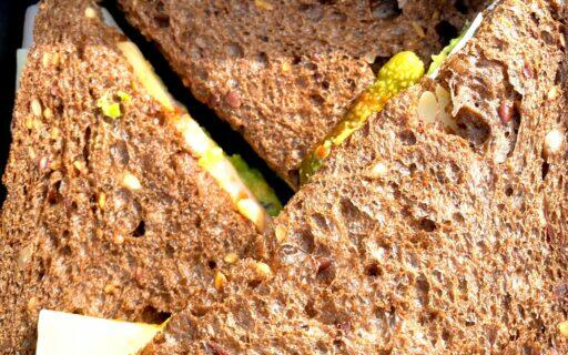 Sandwich healthy à l’avocat et blanc de poulet