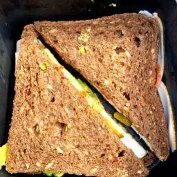 Sandwich aux graines fermé et coupé en triangles.