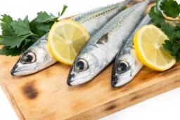 poisson maquereau cru planche decouper isole fond blanc