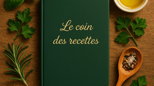 Carnet vert avec l’inscription dorée Le coin des recettes, entouré d’ingrédients frais et d’ustensiles de cuisine sur une table en bois.